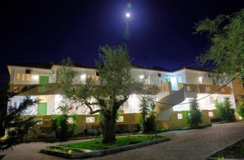 Elaionas Aparthotel Leonídion Exteriör bild